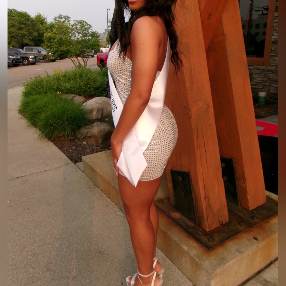 Elegant White Halter Dress - Picture 3 of 3
